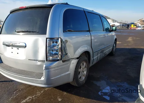 2010 Chrysler Town & Country Touring z USA, uszkodzony, nr VIN 2A4RR5D17AR468080